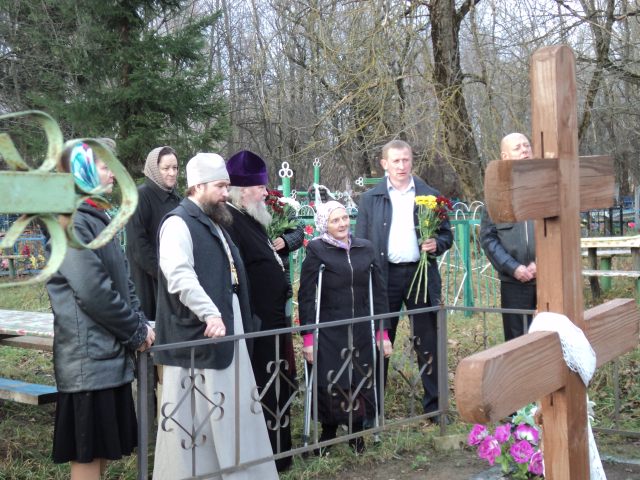 Владыко Сергий у могилы Николая Мельникова
